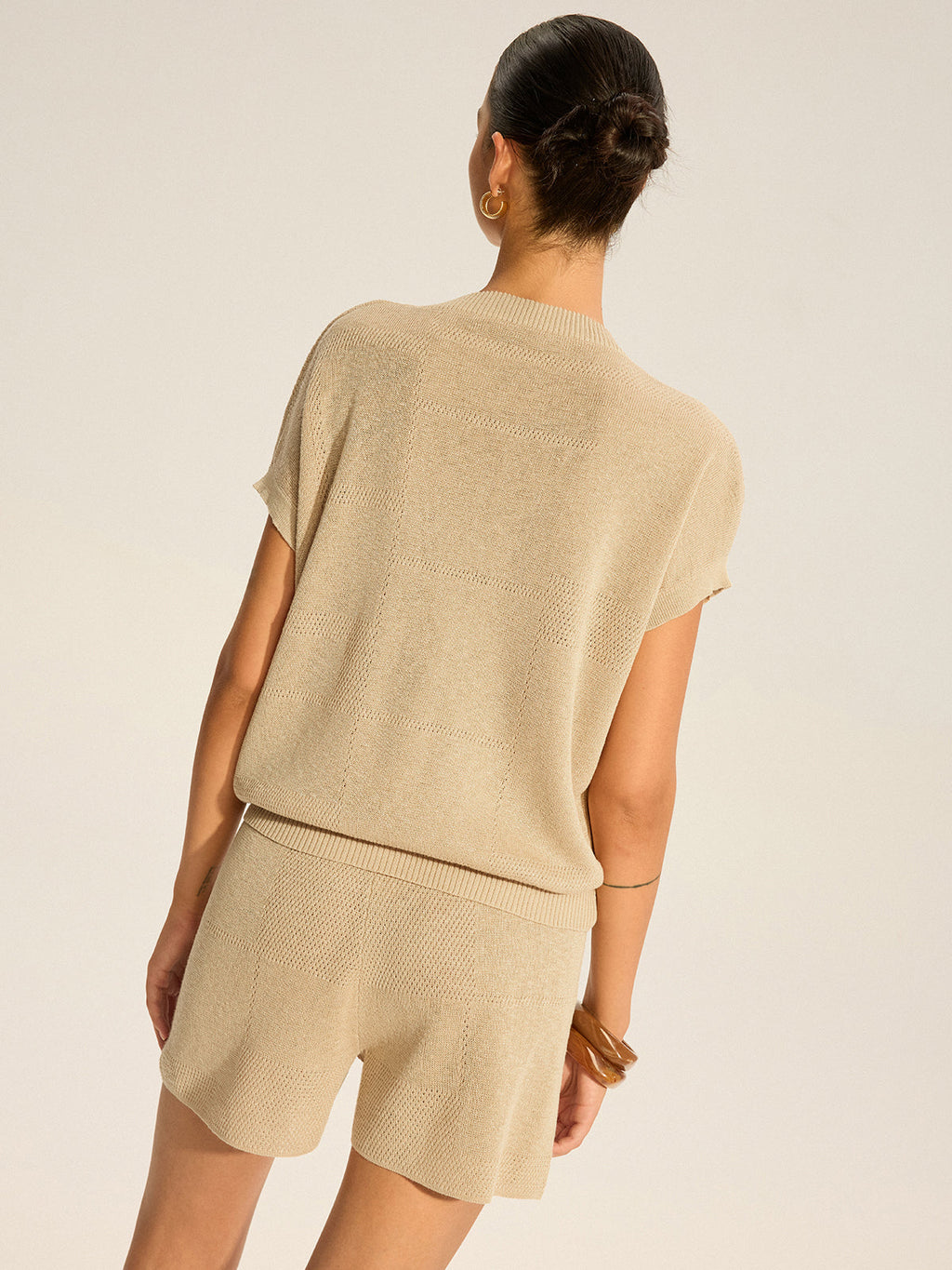 Set aus semi-transparentem V-Ausschnitt-Oberteil und Shorts mit Kordelzug