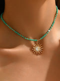 Ras de cou en perles turquoise avec pendentif soleil-lune