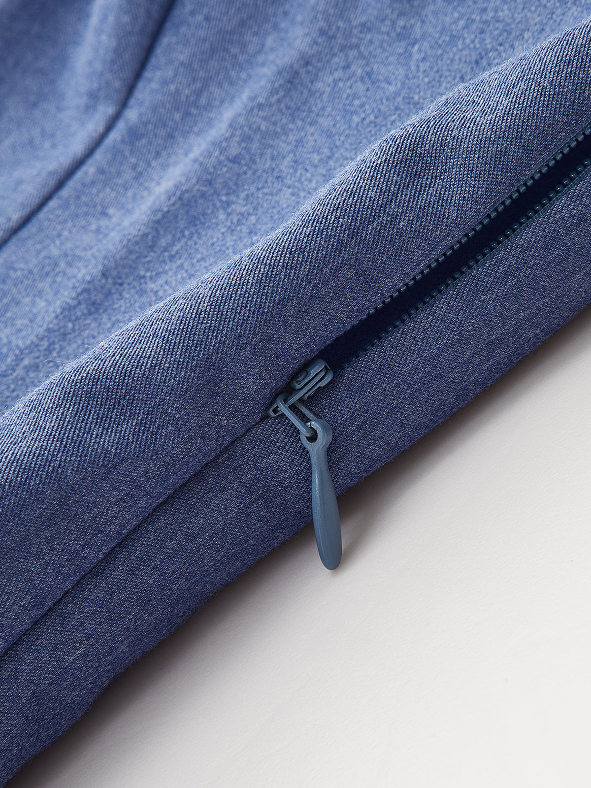 Robe plissée dos nu à boutons métalliques 