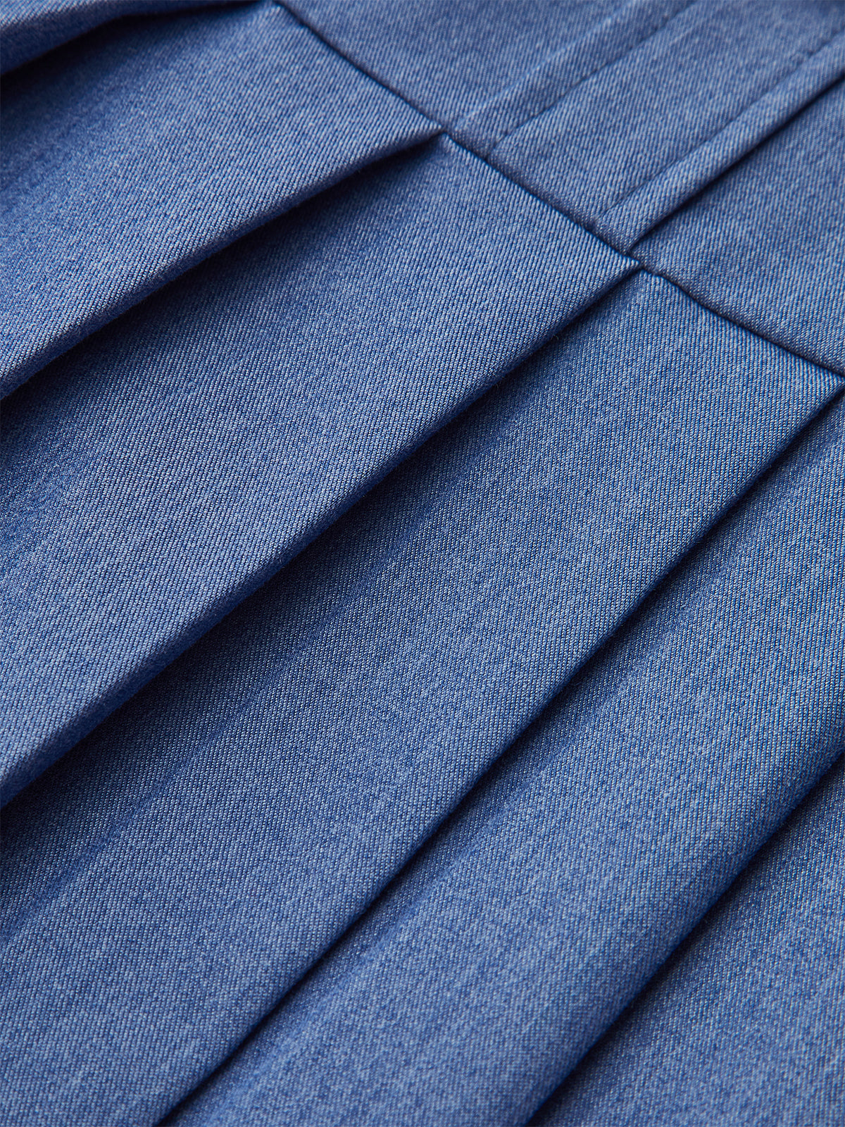 Robe plissée dos nu à boutons métalliques 