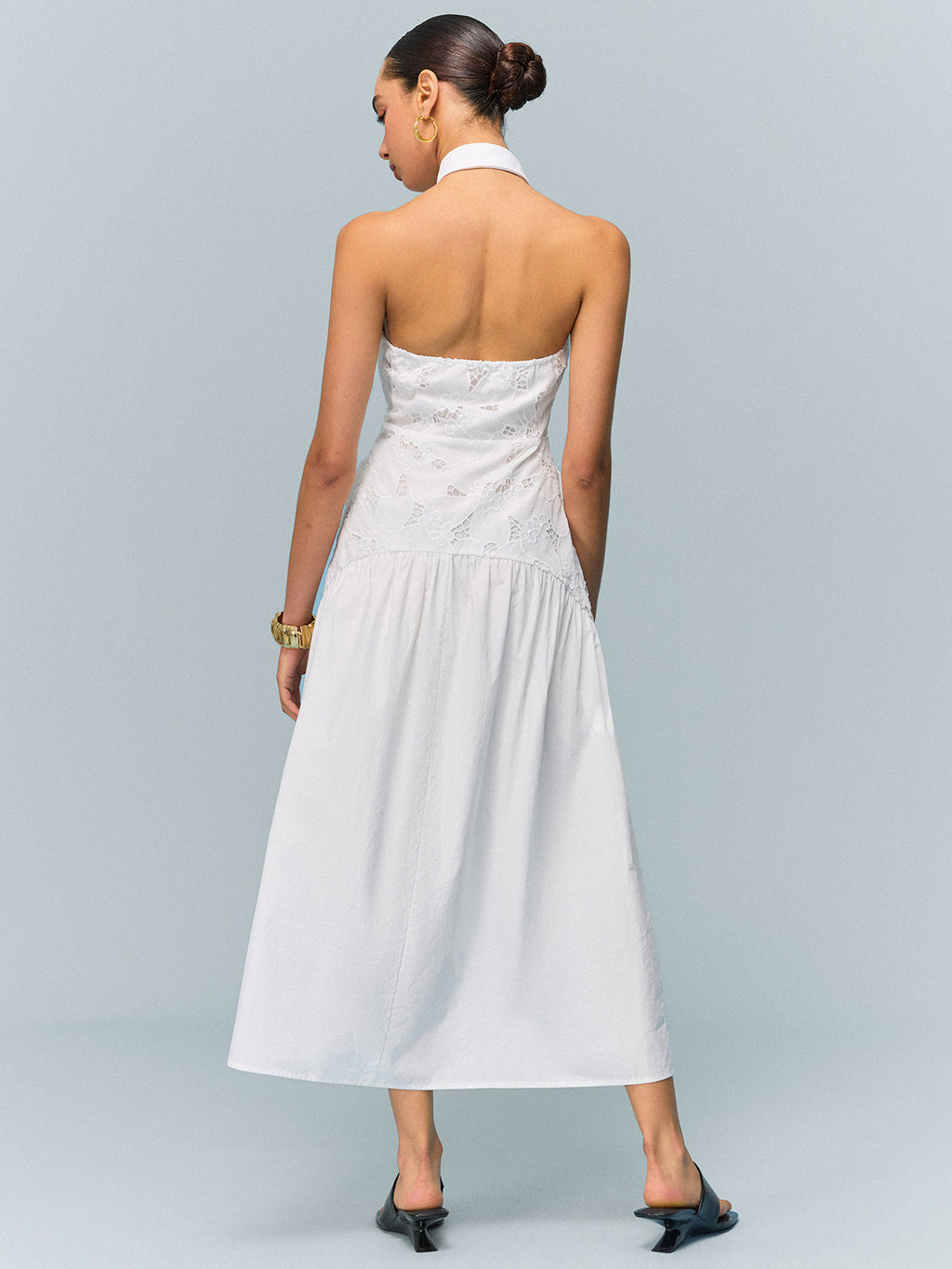 Robe brodée à col halter, avec poches et sans ceinture