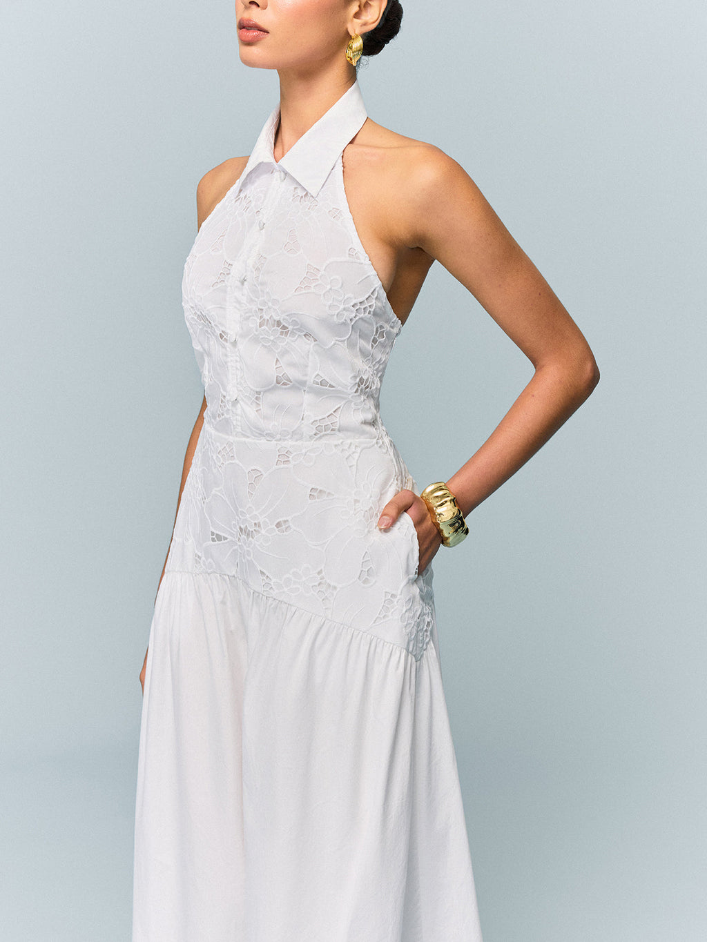 Robe brodée à col halter, avec poches et sans ceinture