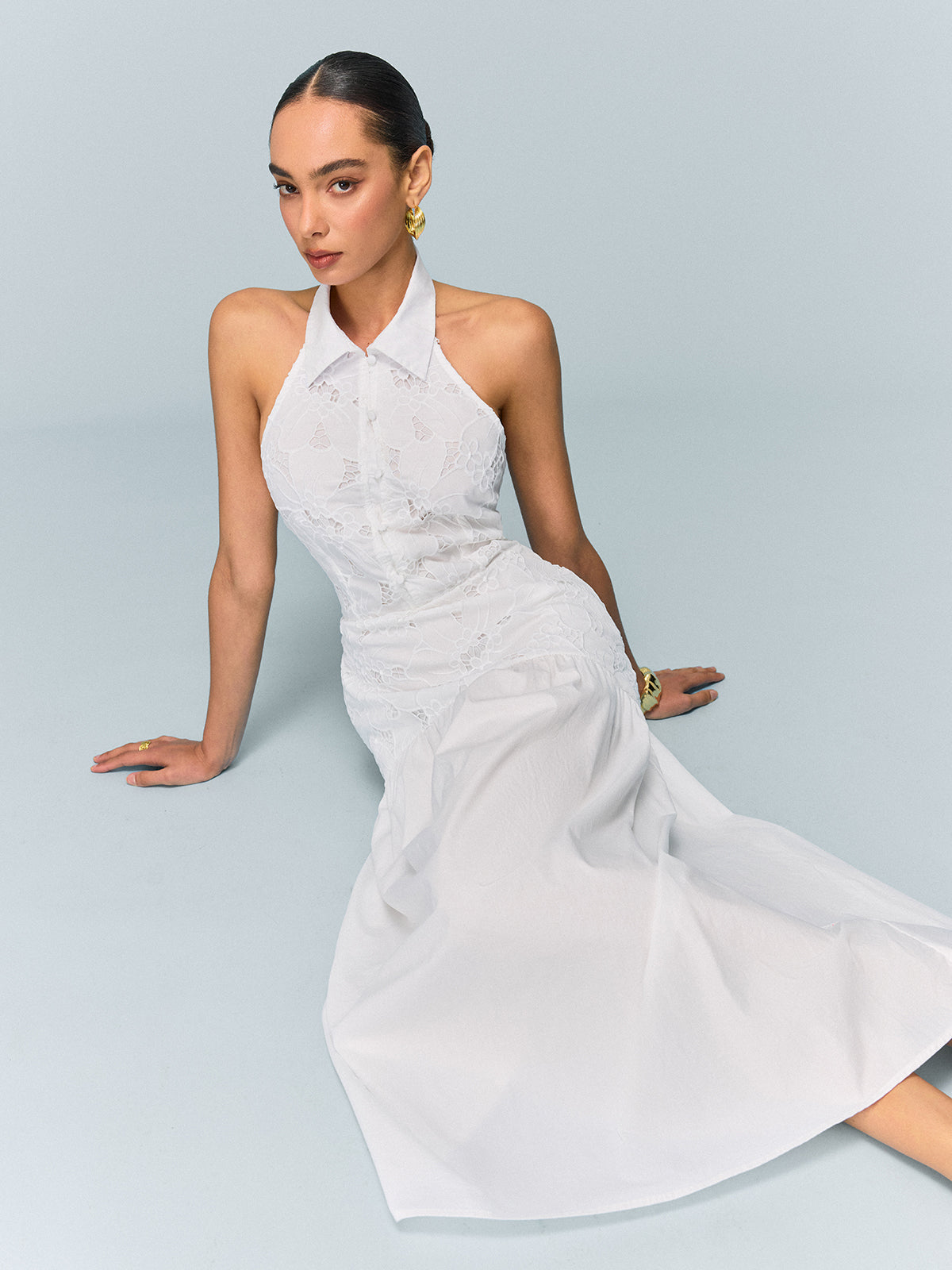 Robe brodée à col halter, avec poches et sans ceinture