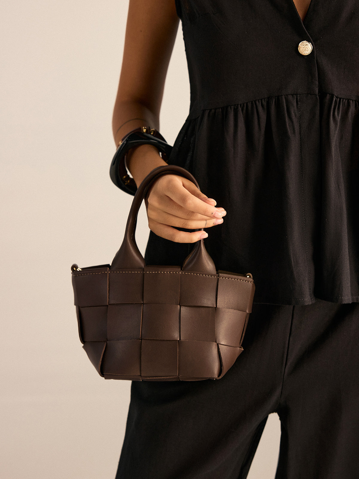 Sac cabas tressé en similicuir