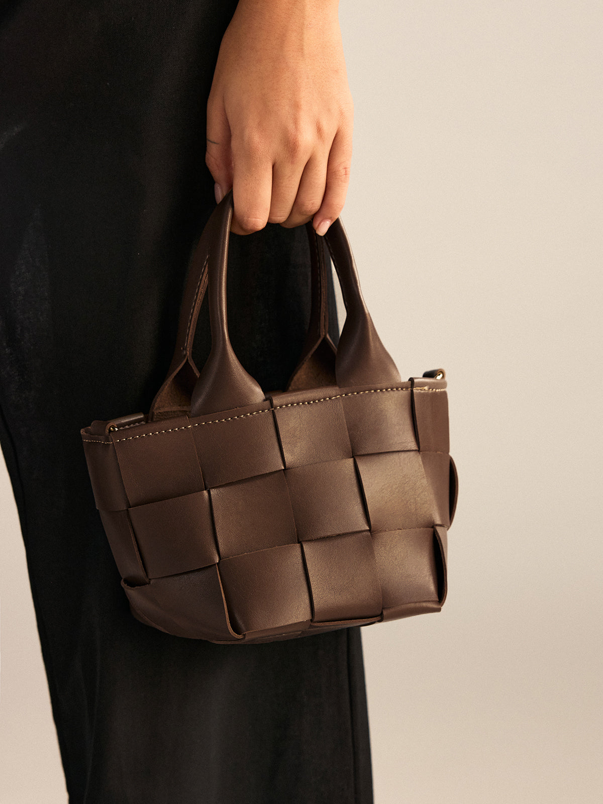 Sac cabas tressé en similicuir