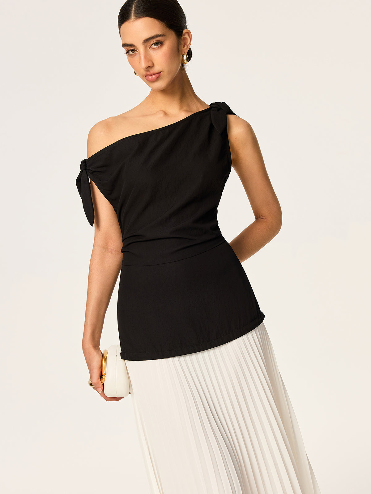 Asymmetrisches plissiertes Maxikleid mit Schleifendetail