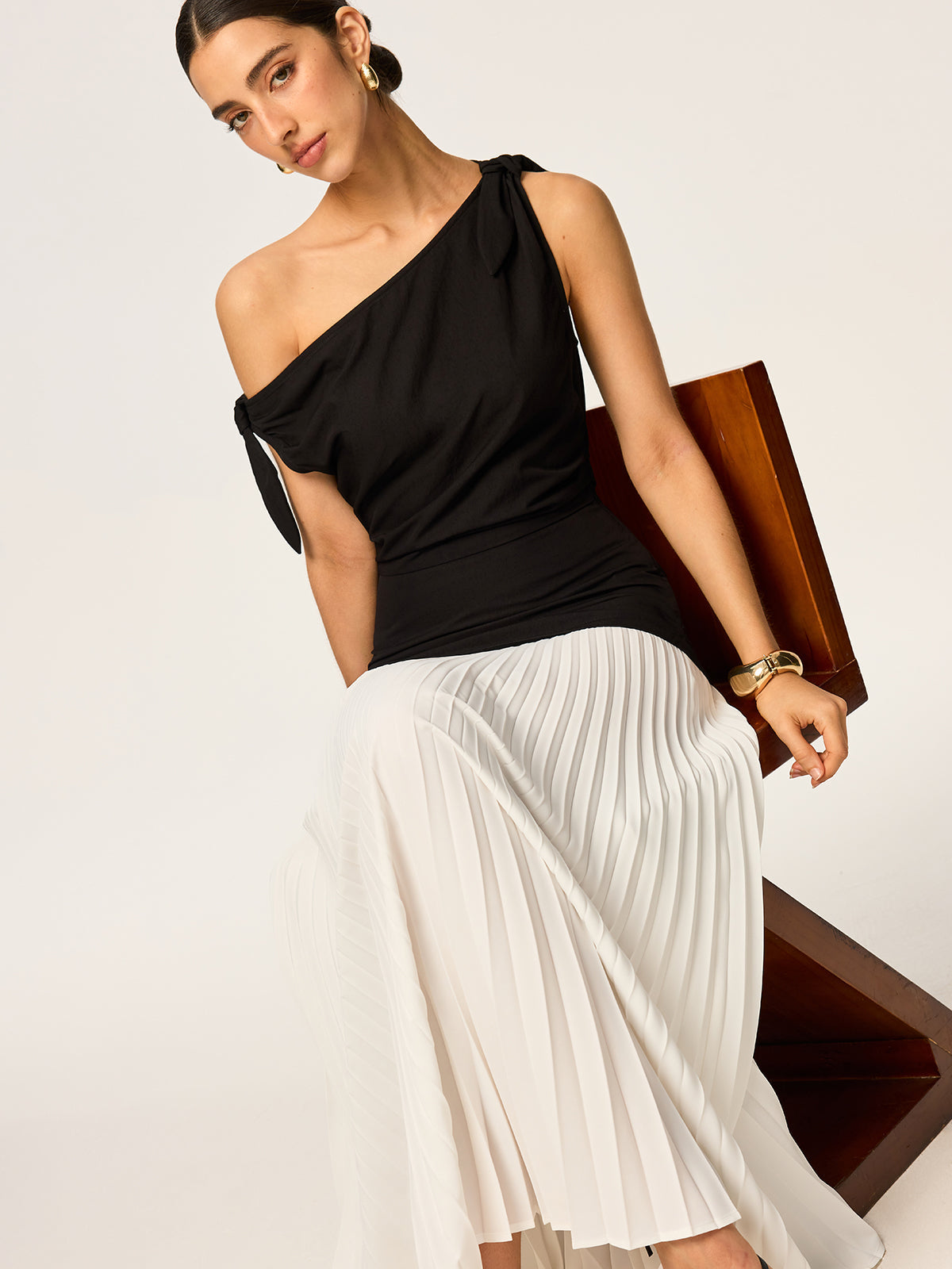 Robe longue plissée asymétrique avec nœud