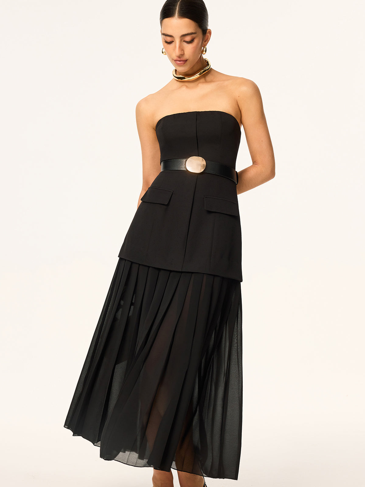 Halbtransparentes trägerloses Midikleid mit Gürtel und Chiffonsaum