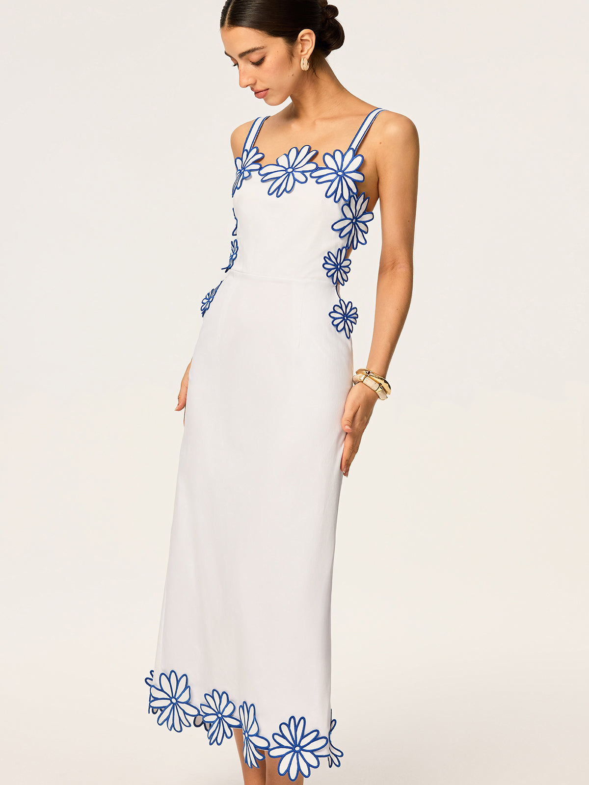 Maxikleid mit halbdurchsichtiger floraler Stickerei und Rückenschleife