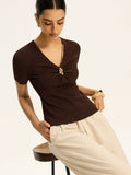 Metall-Detail Rippstrick-Top