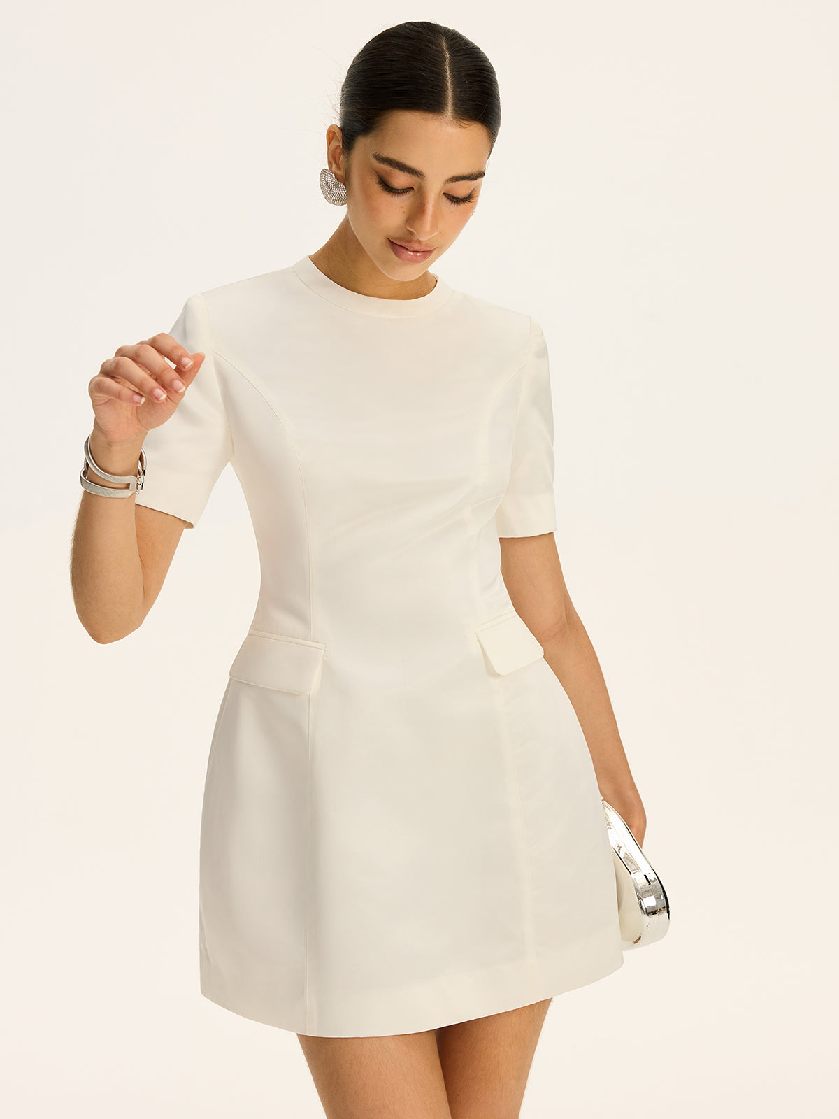 Robe courte cintrée à la taille et à manches courtes avec poches décoratives 