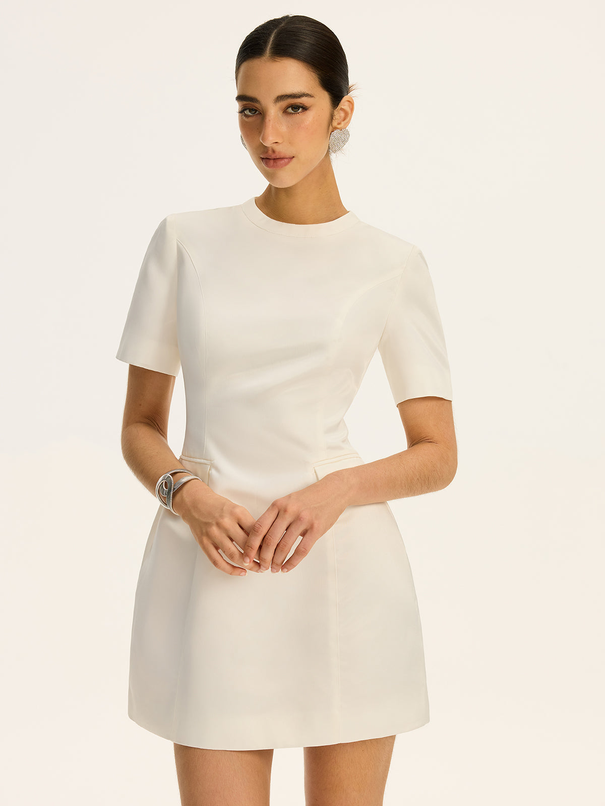 Mini-robe à manches courtes, cintrée à la taille et à poches décoratives