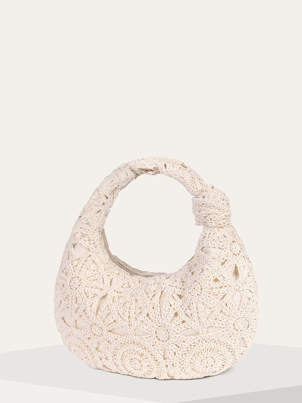 Gehäkelte Tasche mit geknotetem Henkel
