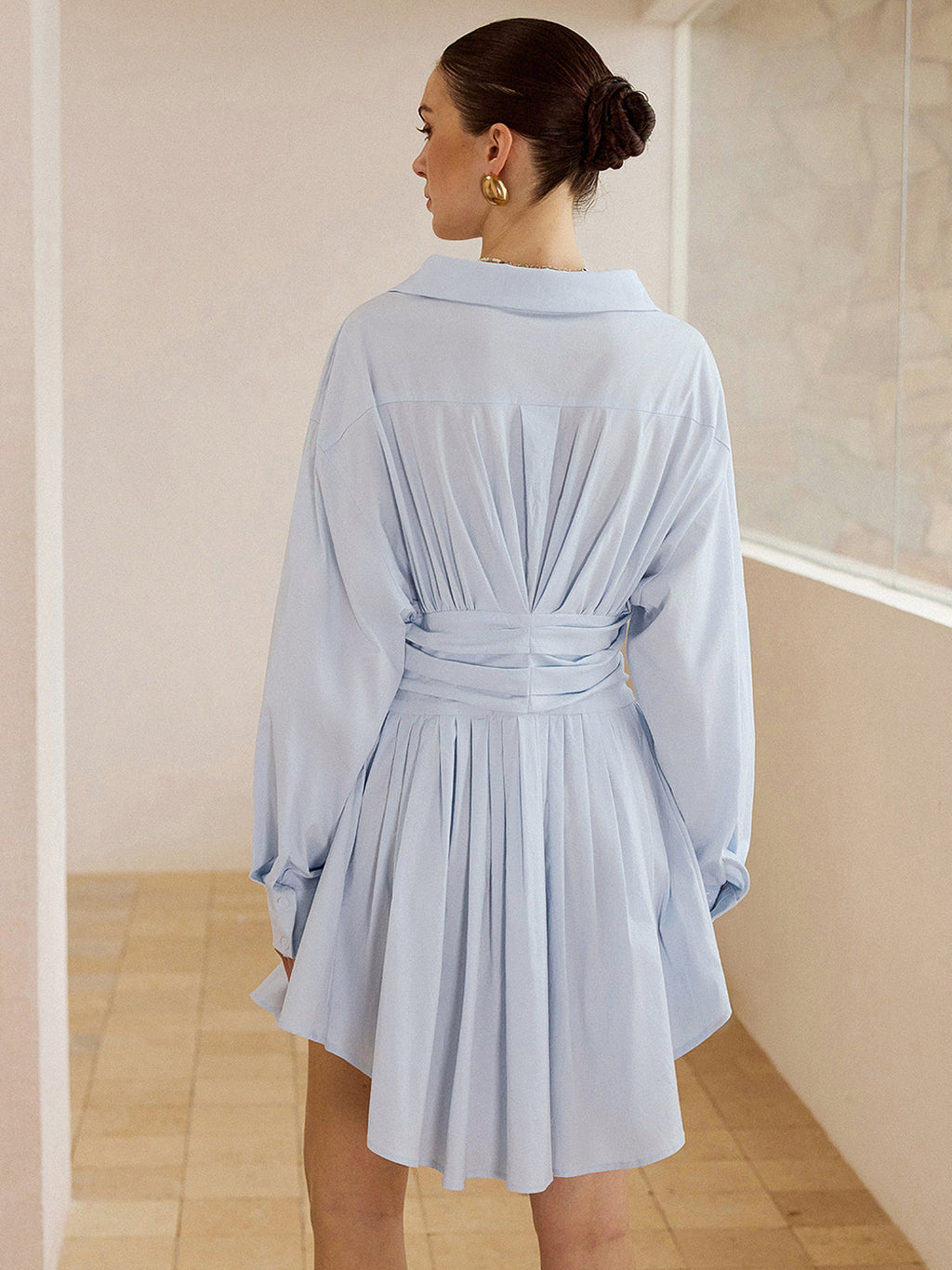 Mini-robe chemise plissée