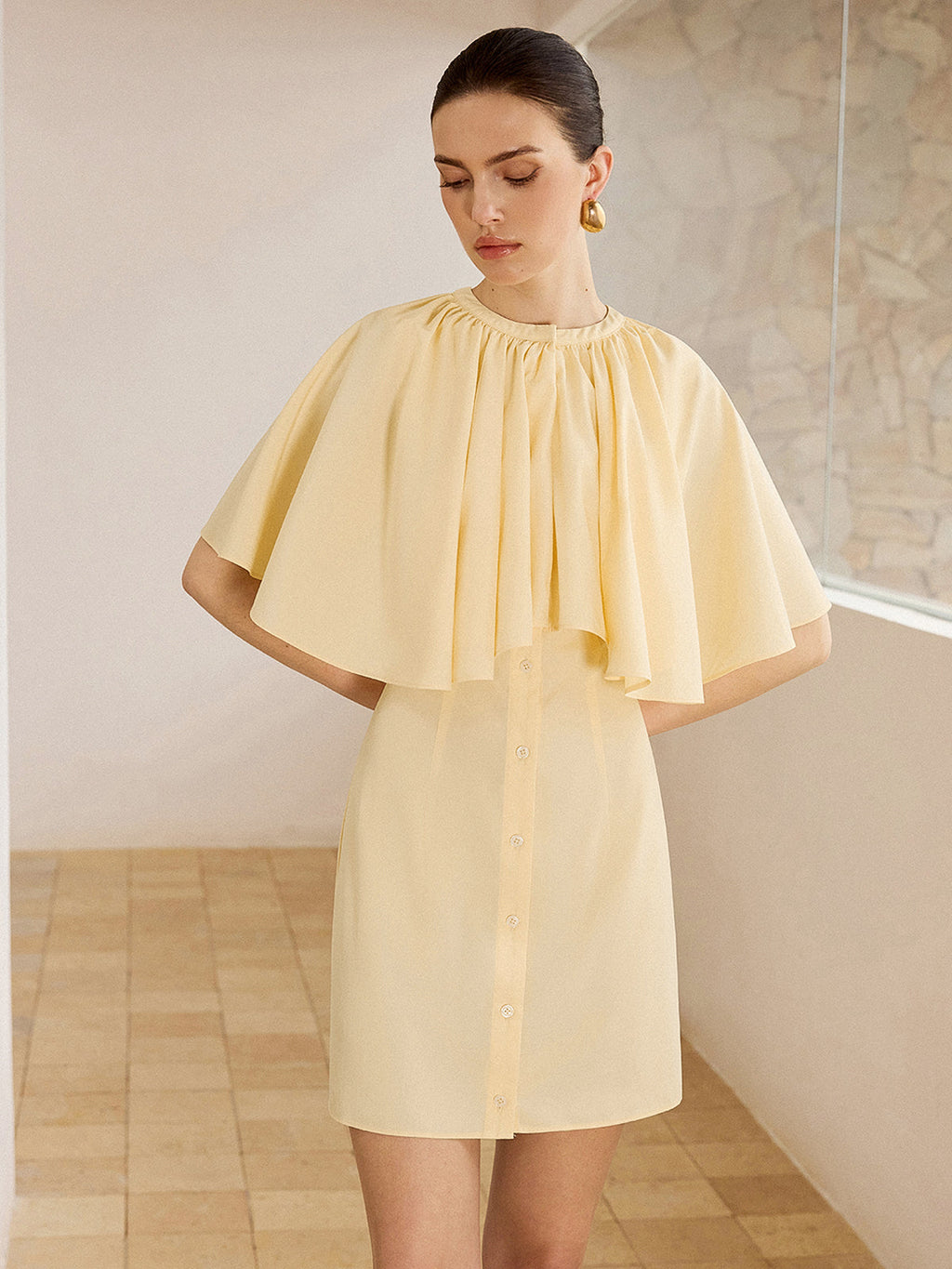 Mini-robe boutonnée à manches cape