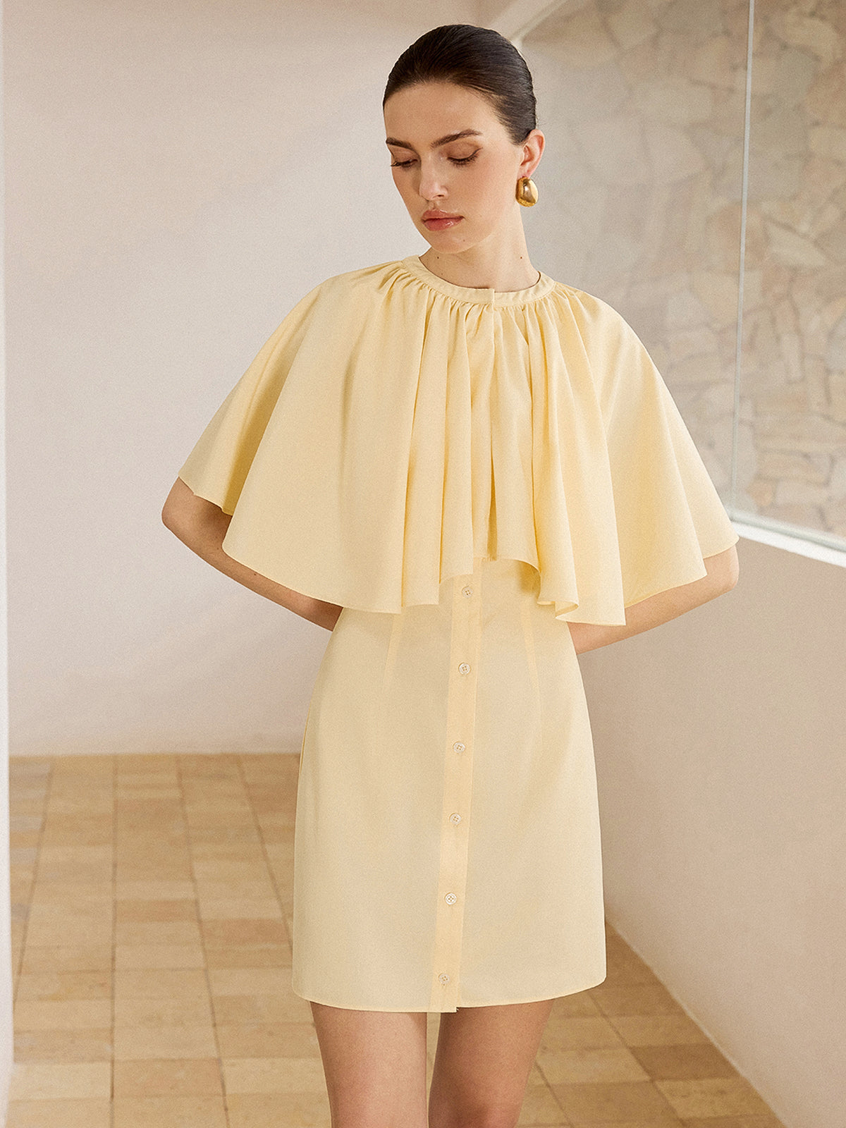 Robe courte boutonnée à manches cape 