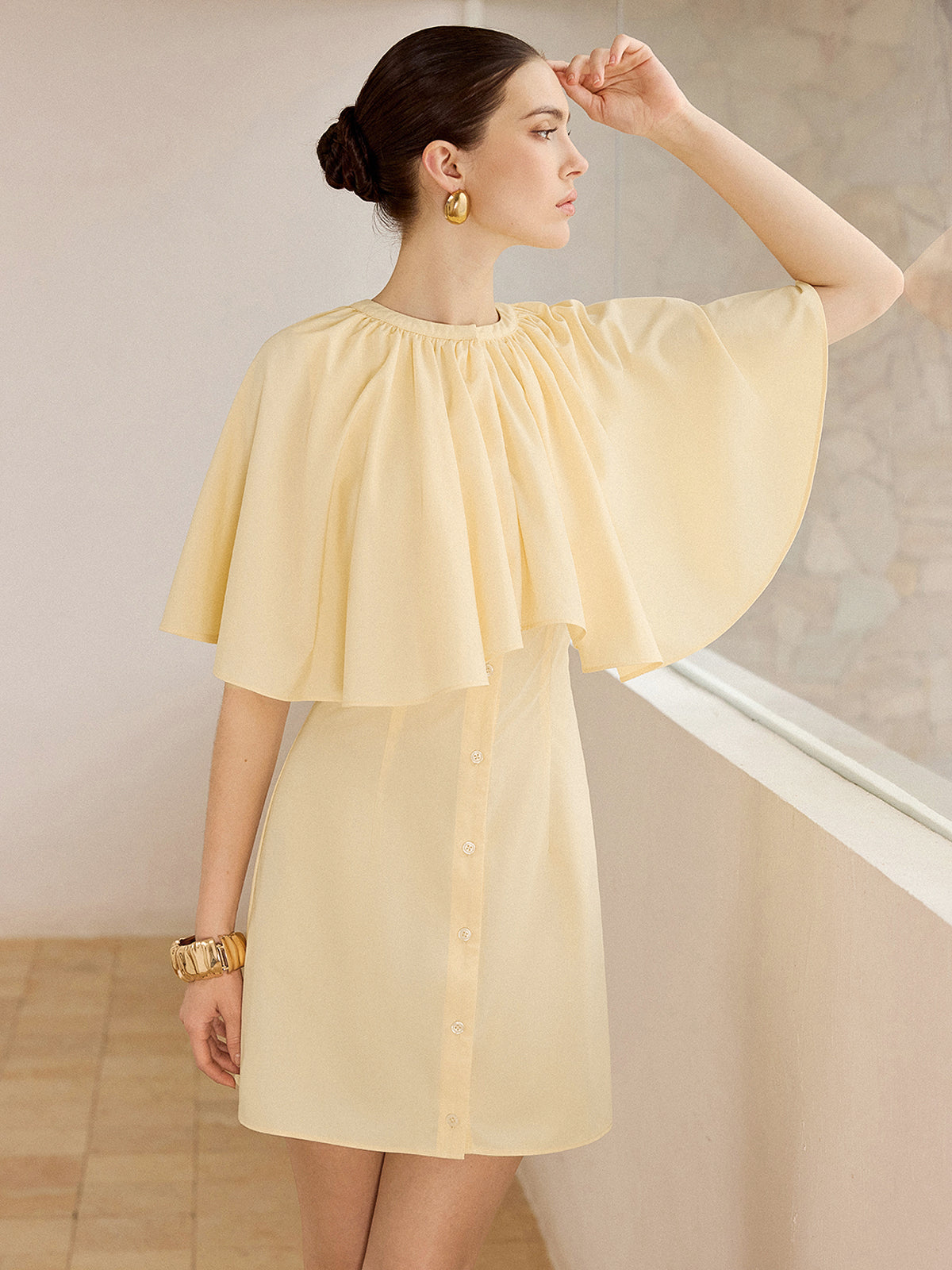 Robe courte boutonnée à manches cape 