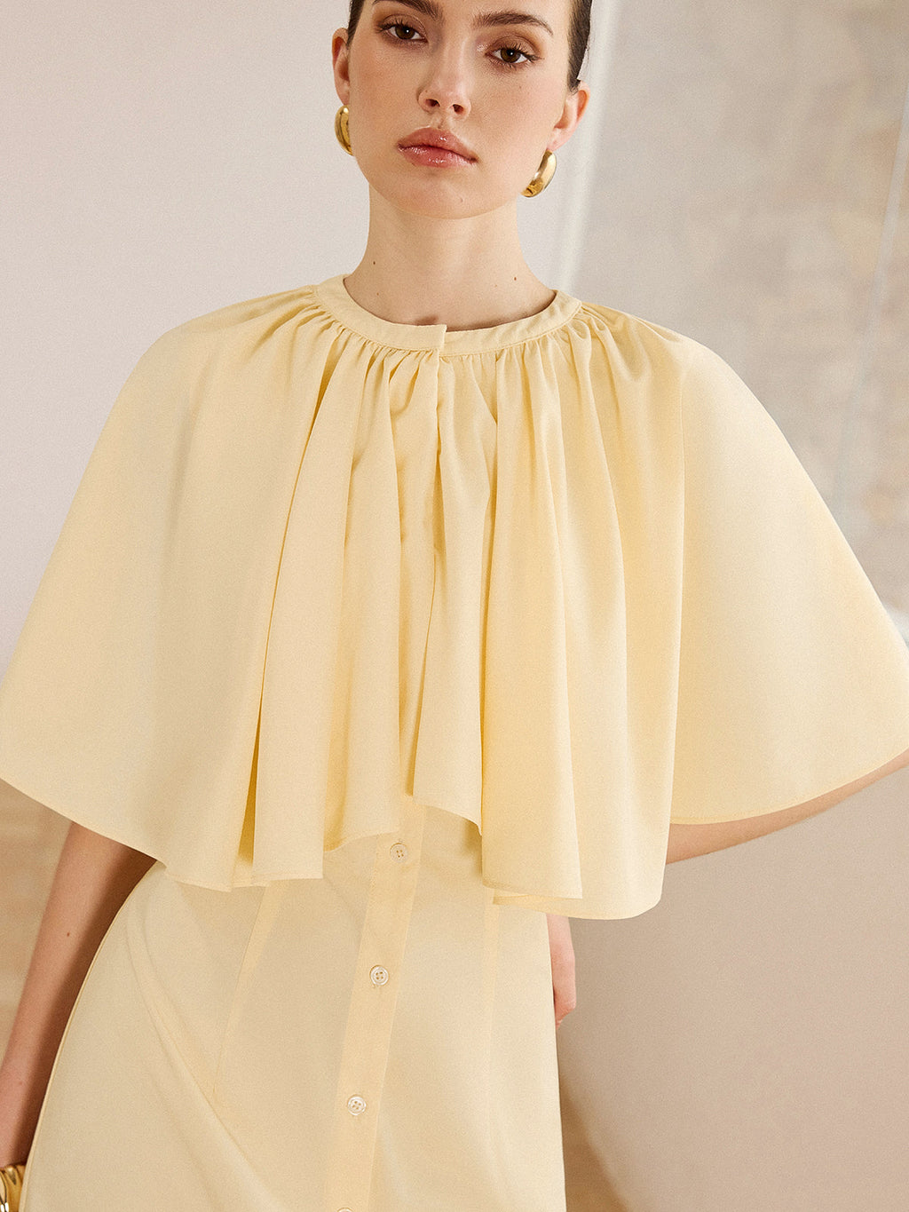 Mini-robe boutonnée à manches cape