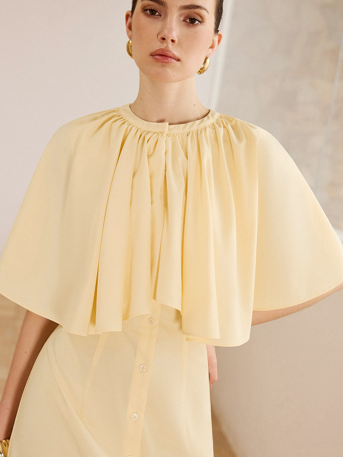 Robe courte boutonnée à manches cape 