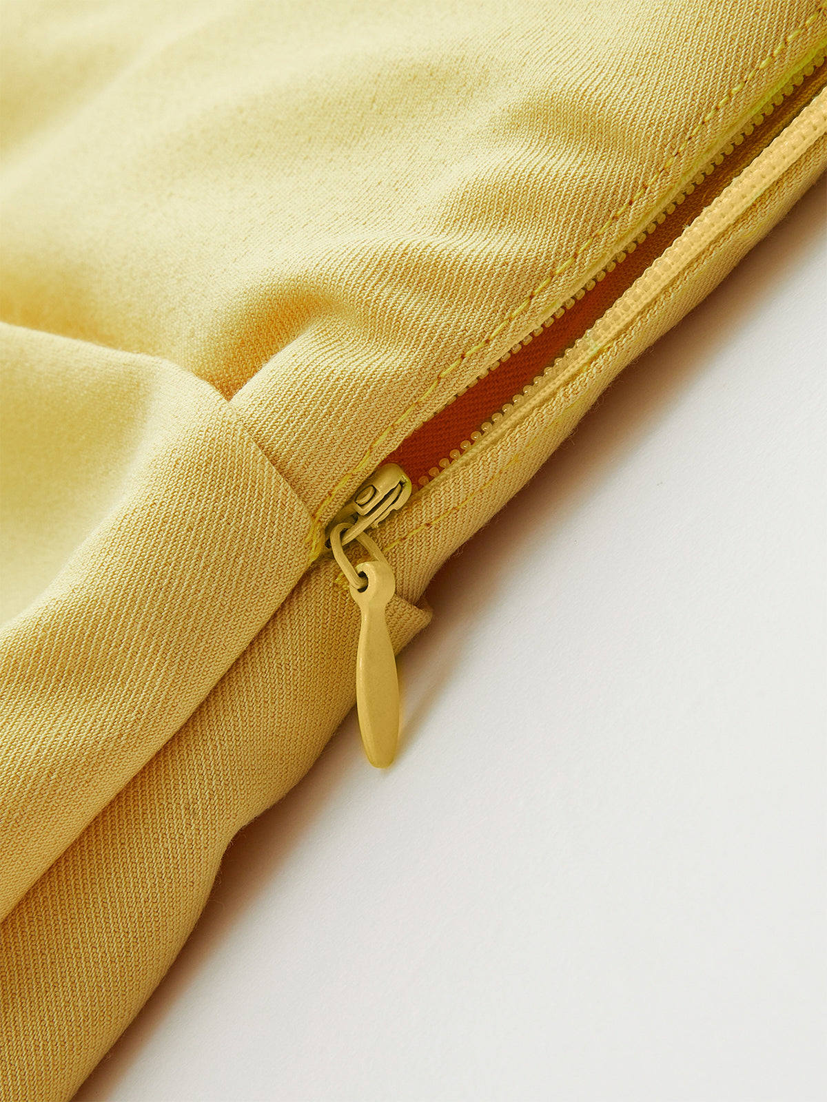 Mini-robe à col bénitier avec détail de ceinture asymétrique