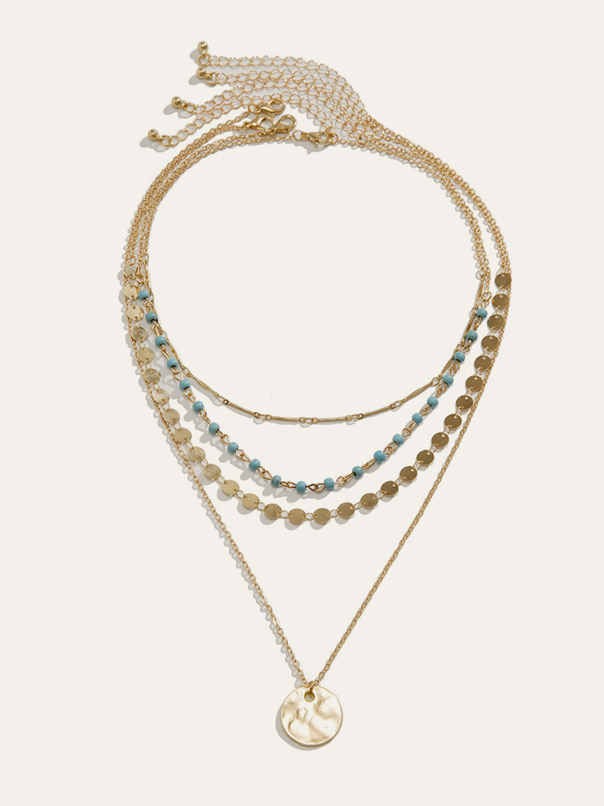 Collier multicouche doré avec perles et pendentif disque