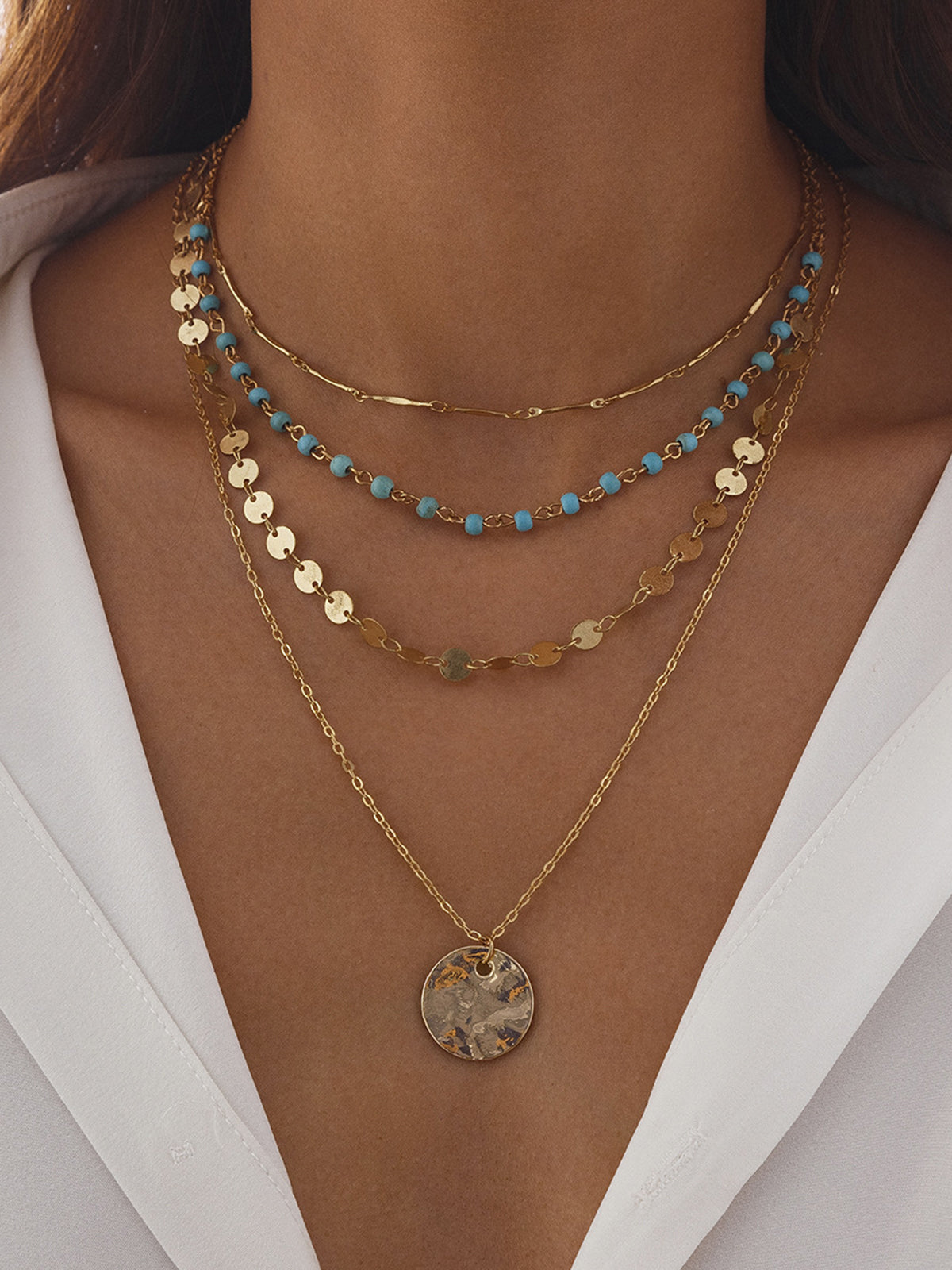 Collier multicouche doré avec perles et pendentif disque