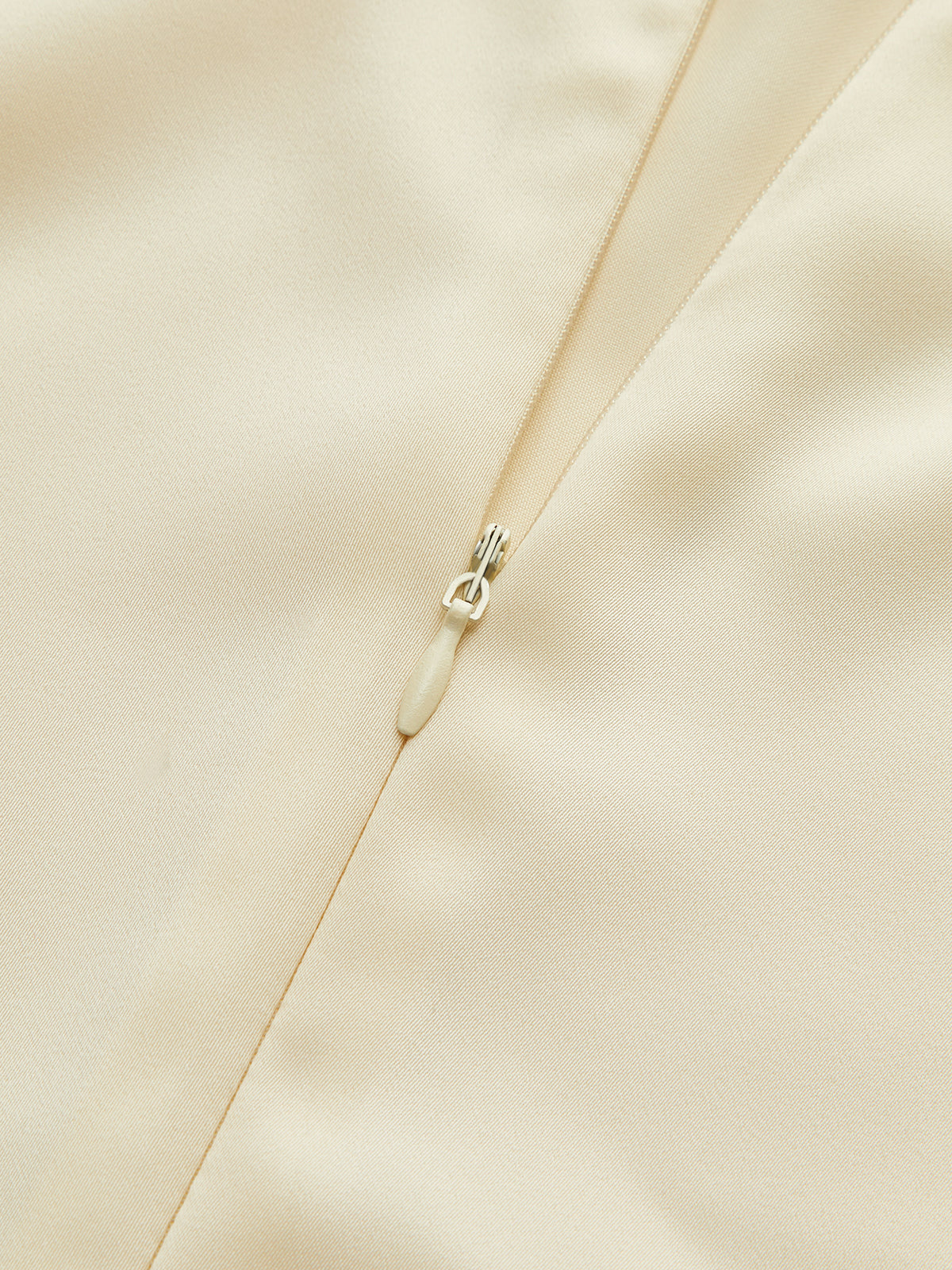 Robe à col bénitier et taille nouée