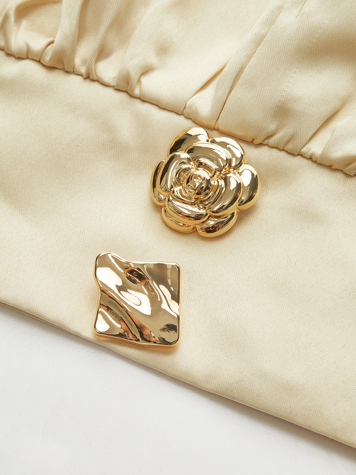 Haut court en satin avec détails métalliques 