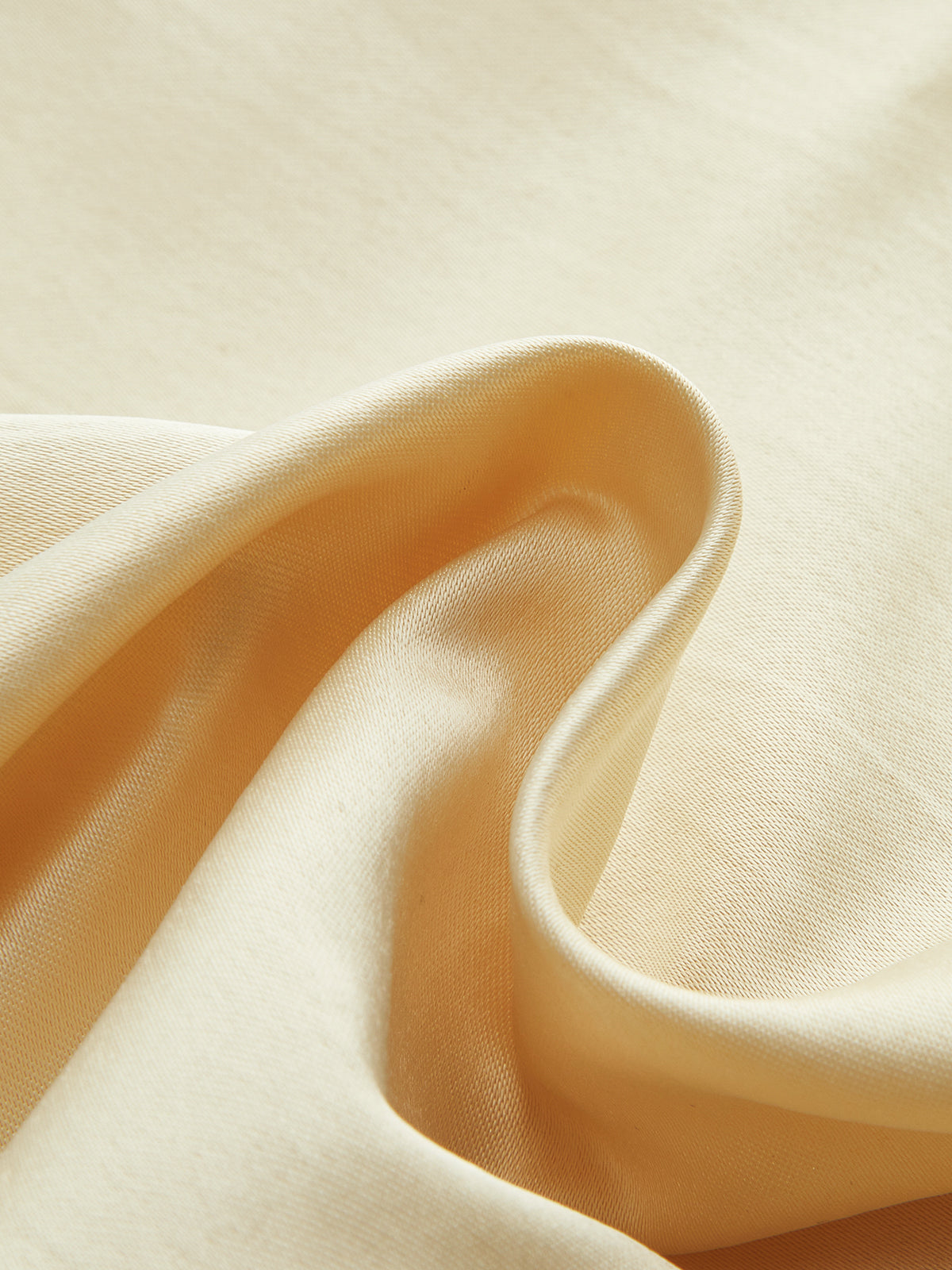 Haut court en satin avec détails métalliques 