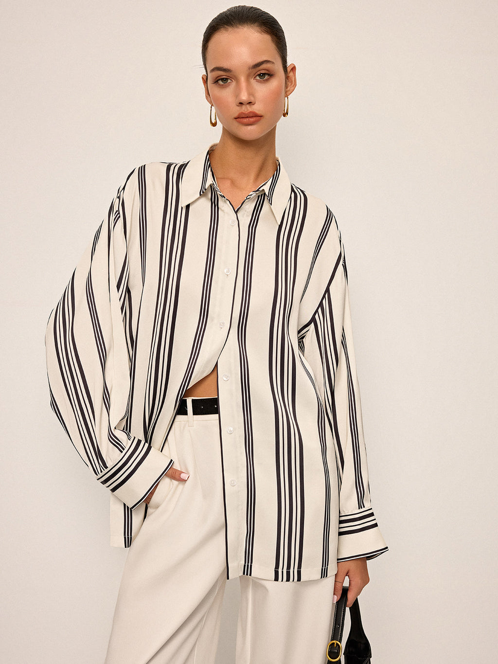 Chemise Oversize Rayée en Satin avec Détail Découpé au Dos
