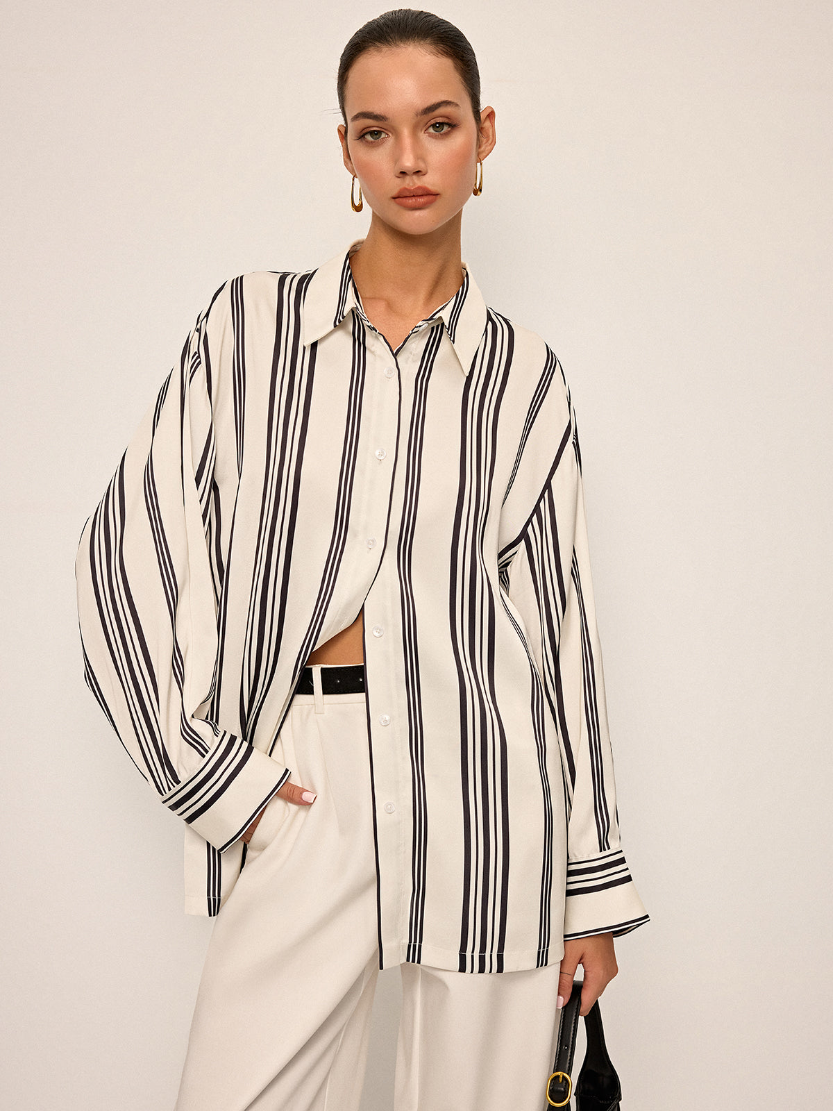Chemise Oversize Rayée en Satin avec Détail Découpé au Dos