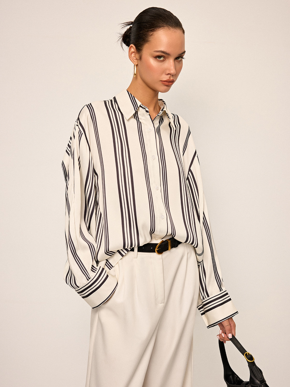 Chemise Oversize Rayée en Satin avec Détail Découpé au Dos