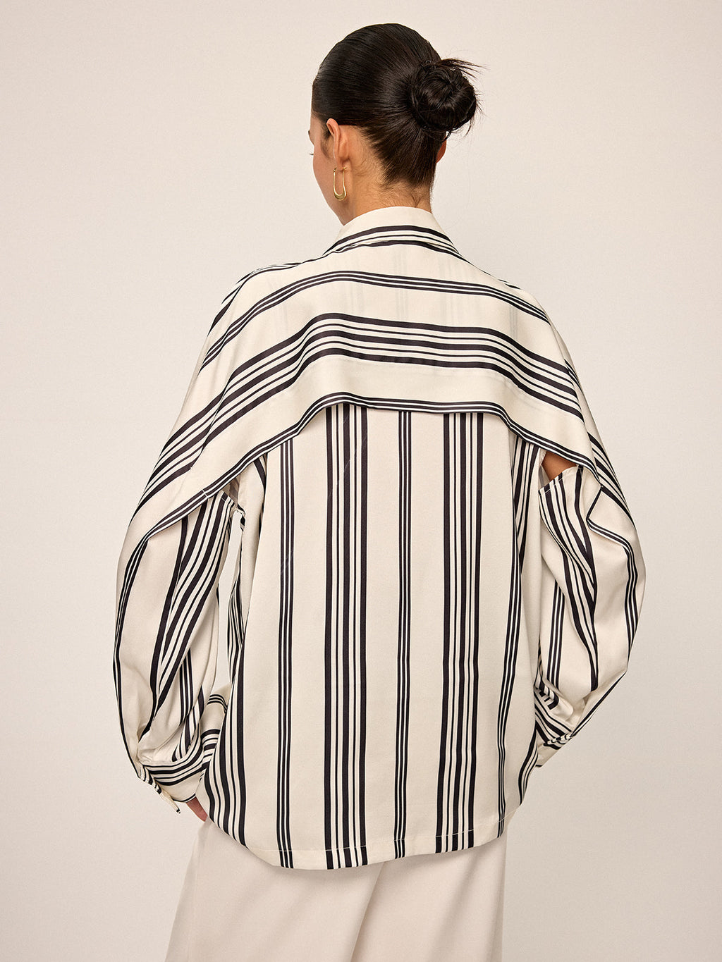 Chemise Oversize Rayée en Satin avec Détail Découpé au Dos