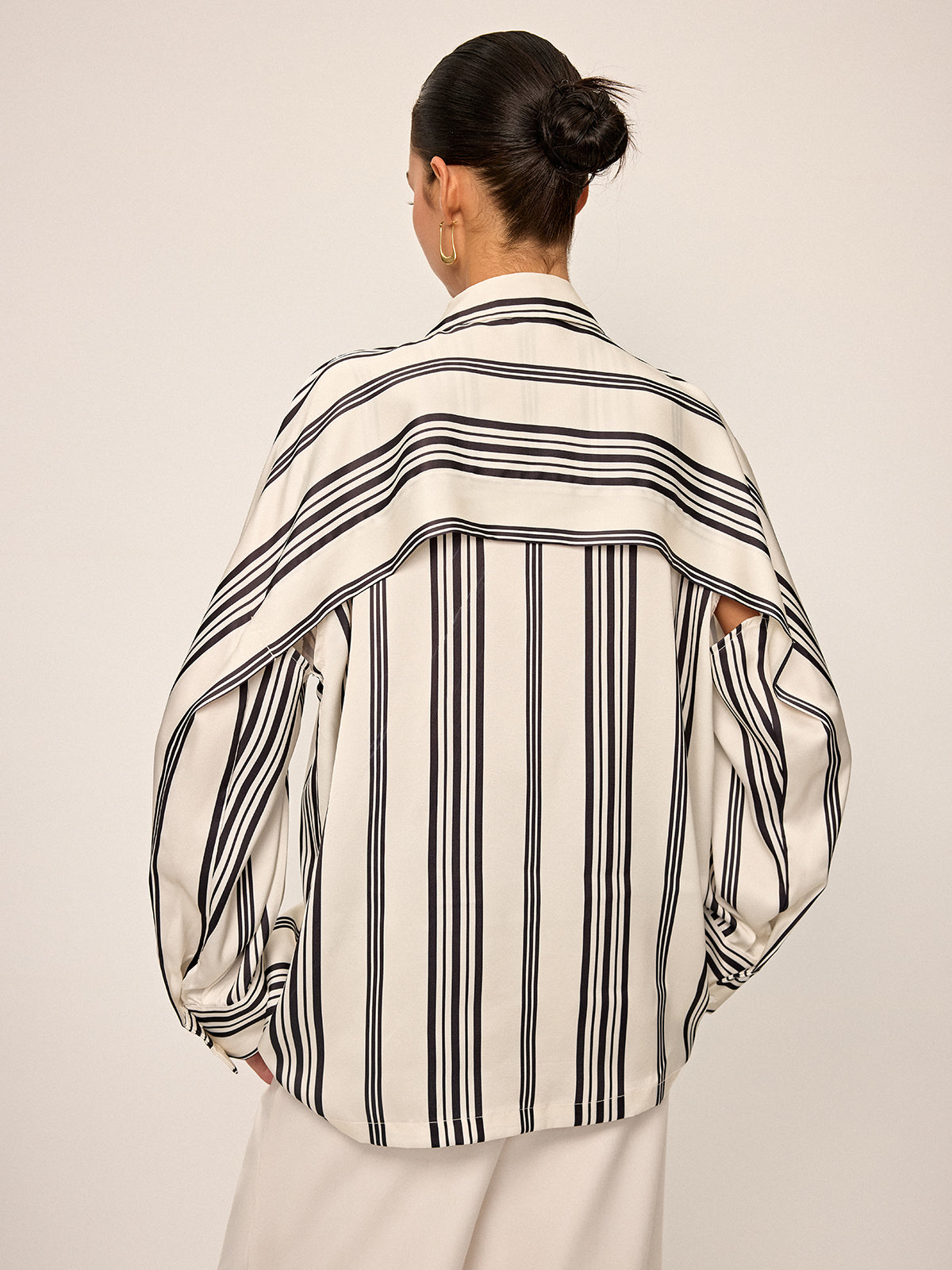 Oversized Satinbluse mit Streifen und Rückenausschnitt