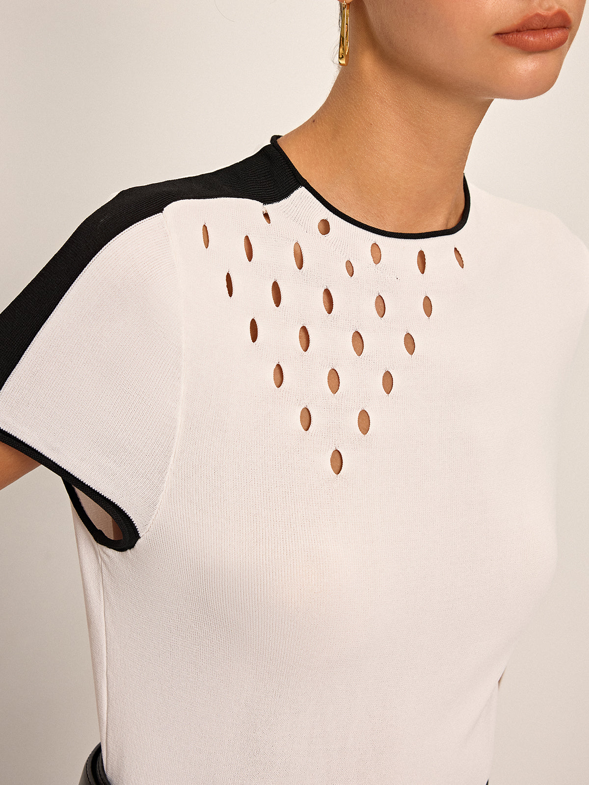 Cut-Out Detail Contrast Trim Knit Top
