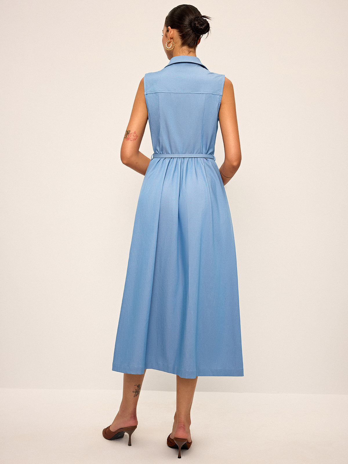 Robe chemise midi sans manches ceinturée 