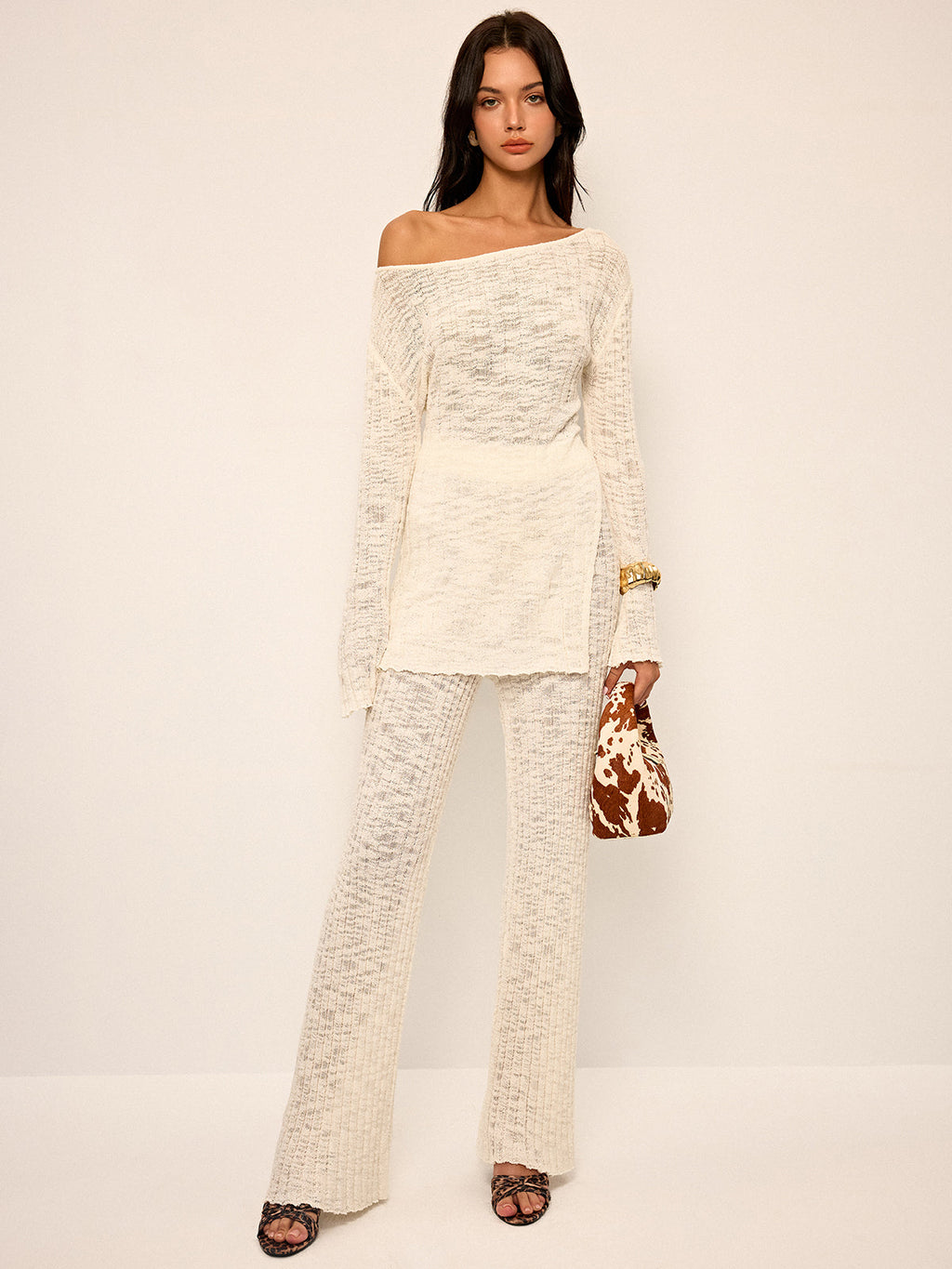 Off-Shoulder Oberteil aus durchsichtigem Strick und ausgestellte Hose Set