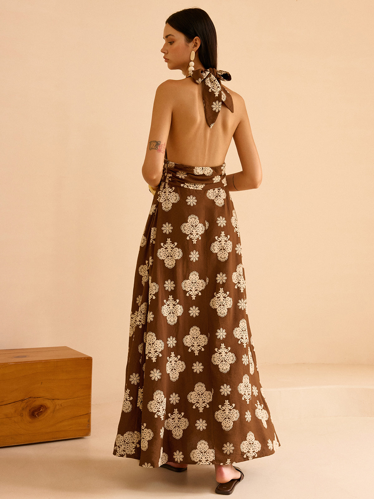 Maxikleid mit Blumenmuster, Neckholder und Taschen