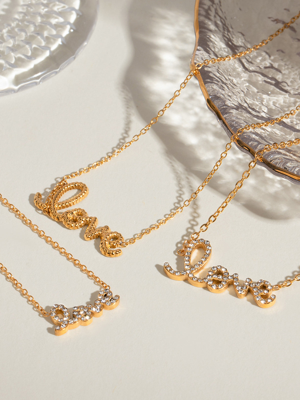 Collier pendentif orné de cristaux 