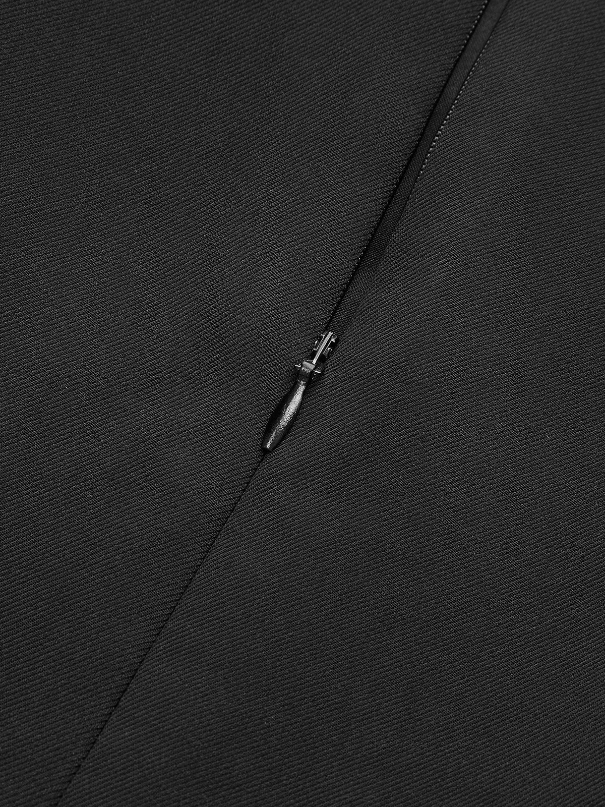 Robe courte à col montant avec détail de boucle métallique 