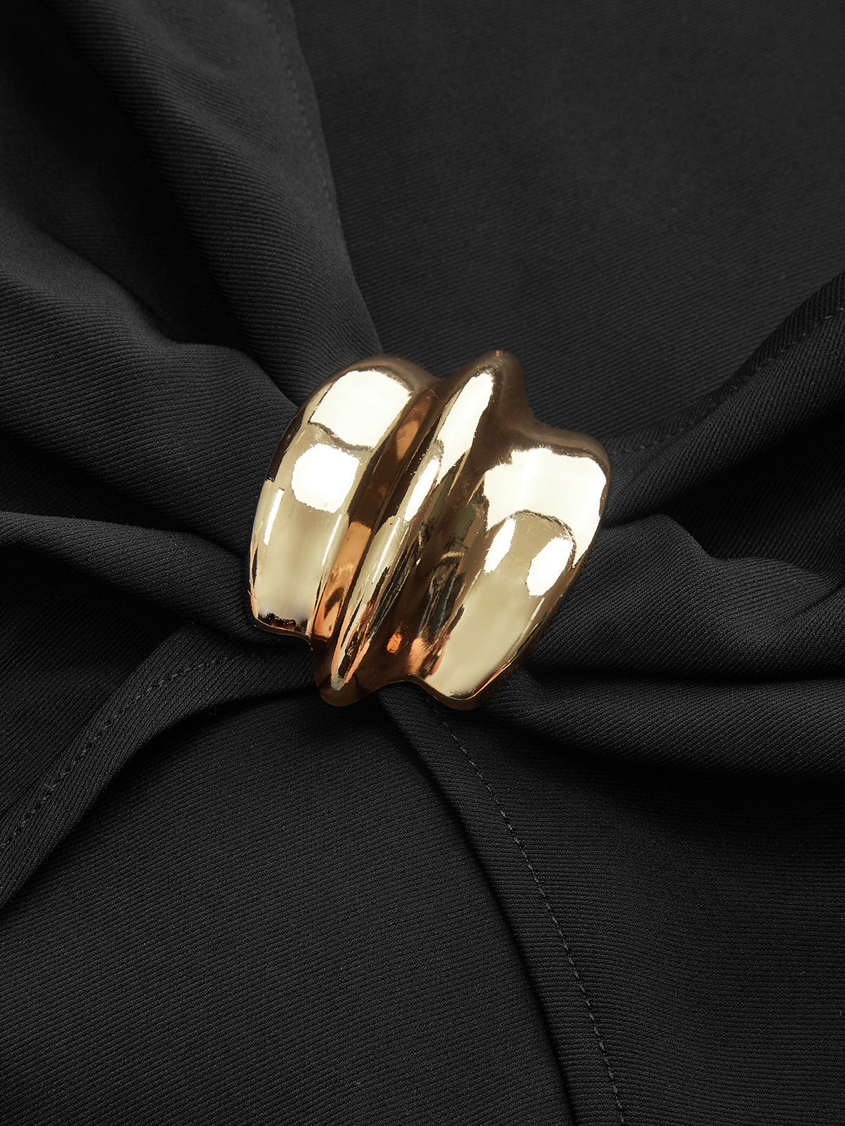 Robe courte à col montant avec détail de boucle métallique 