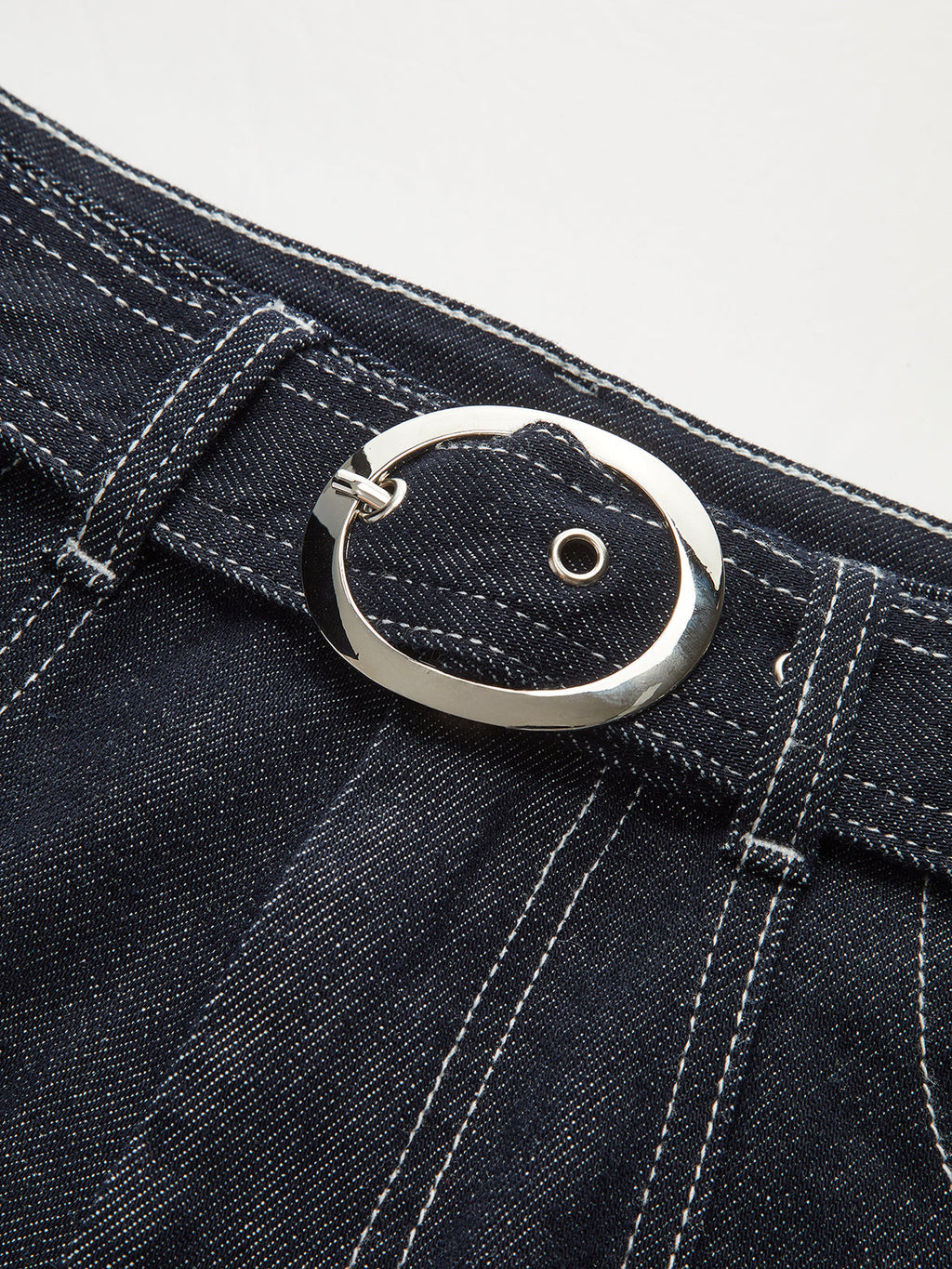 Denim-Hose mit Kontrastnähten und Gürtel