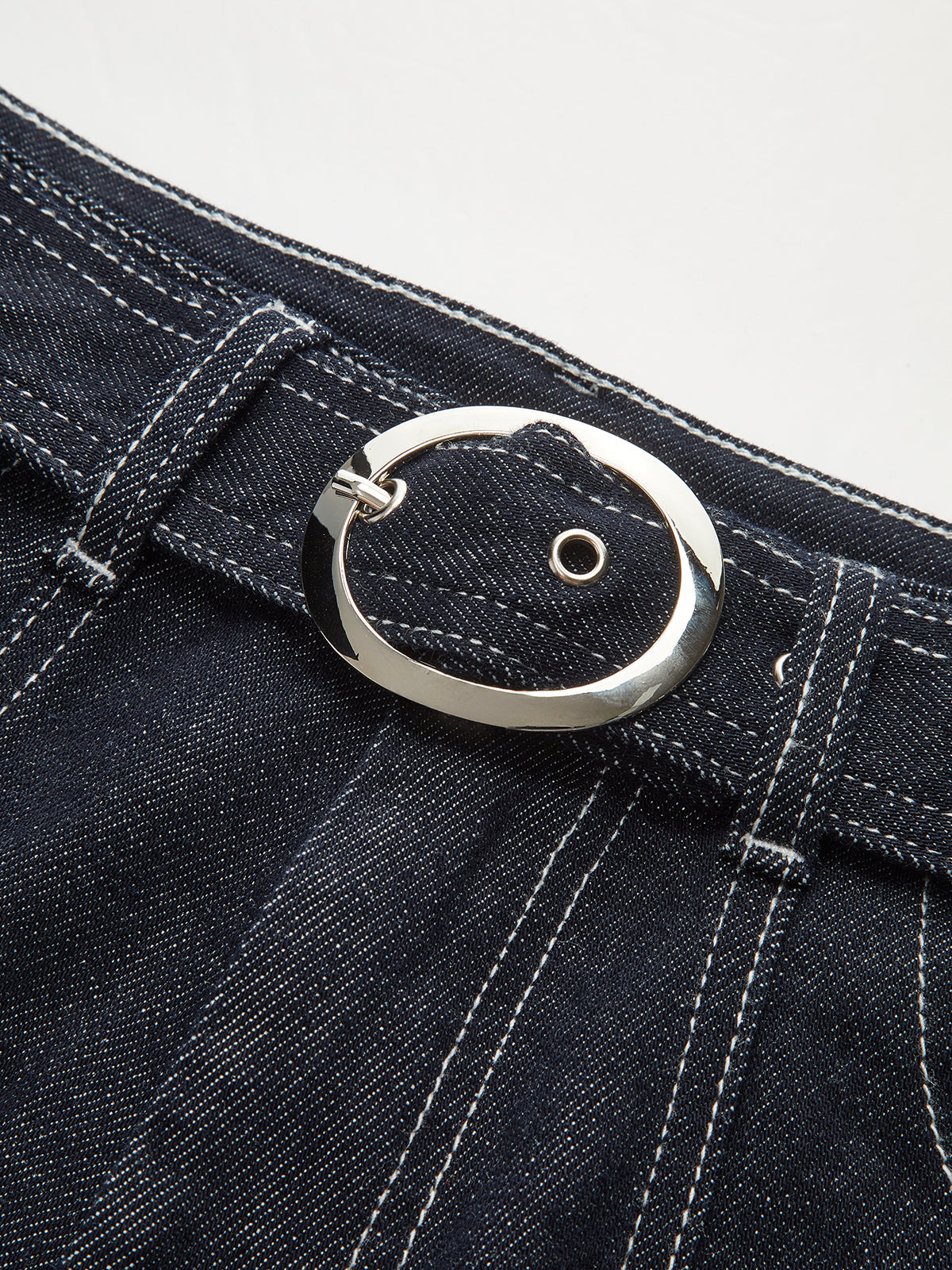 Denim-Hose mit Kontrastnähten und Gürtel