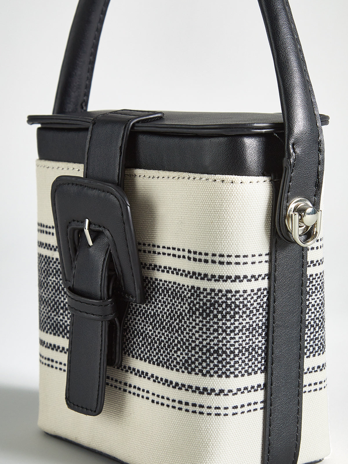 Boxtasche mit gestreiftem Henkel 