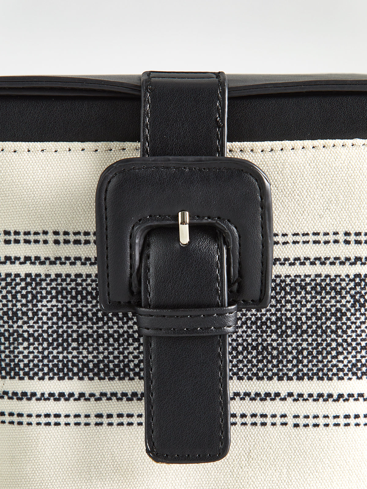 Boxtasche mit gestreiftem Henkel 