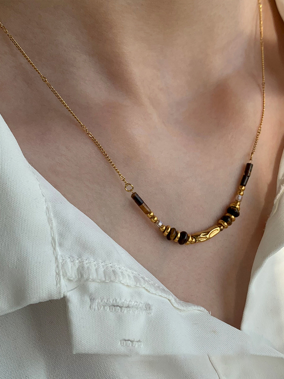 Halskette aus Tigerauge-Perlen mit Goldkette