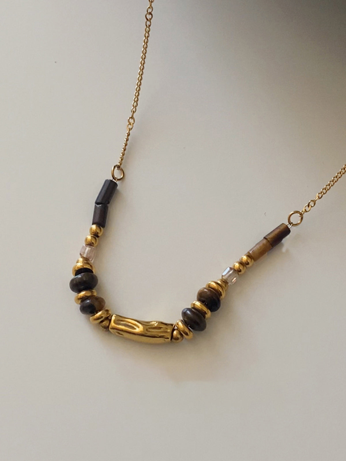 Halskette aus Tigerauge-Perlen mit Goldkette