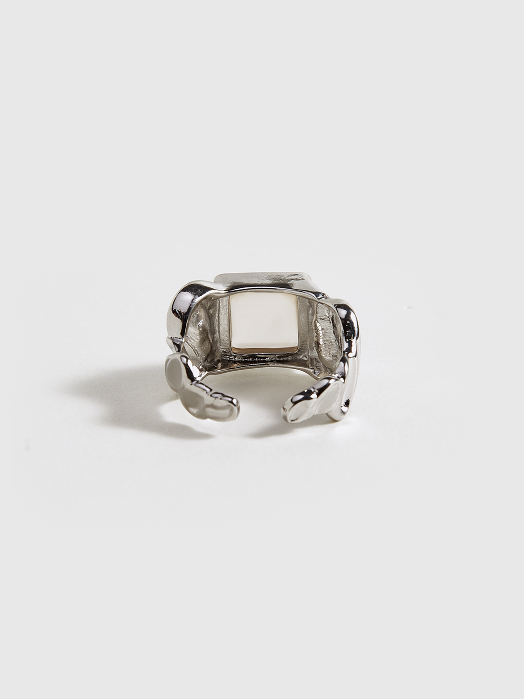 Silberfarbener verstellbarer Ring mit quadratischem Stein