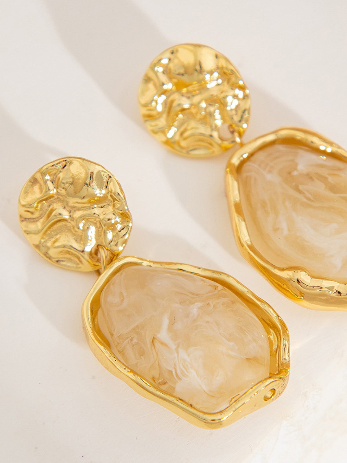 Boucles d'oreilles en pierre dorée irrégulière 