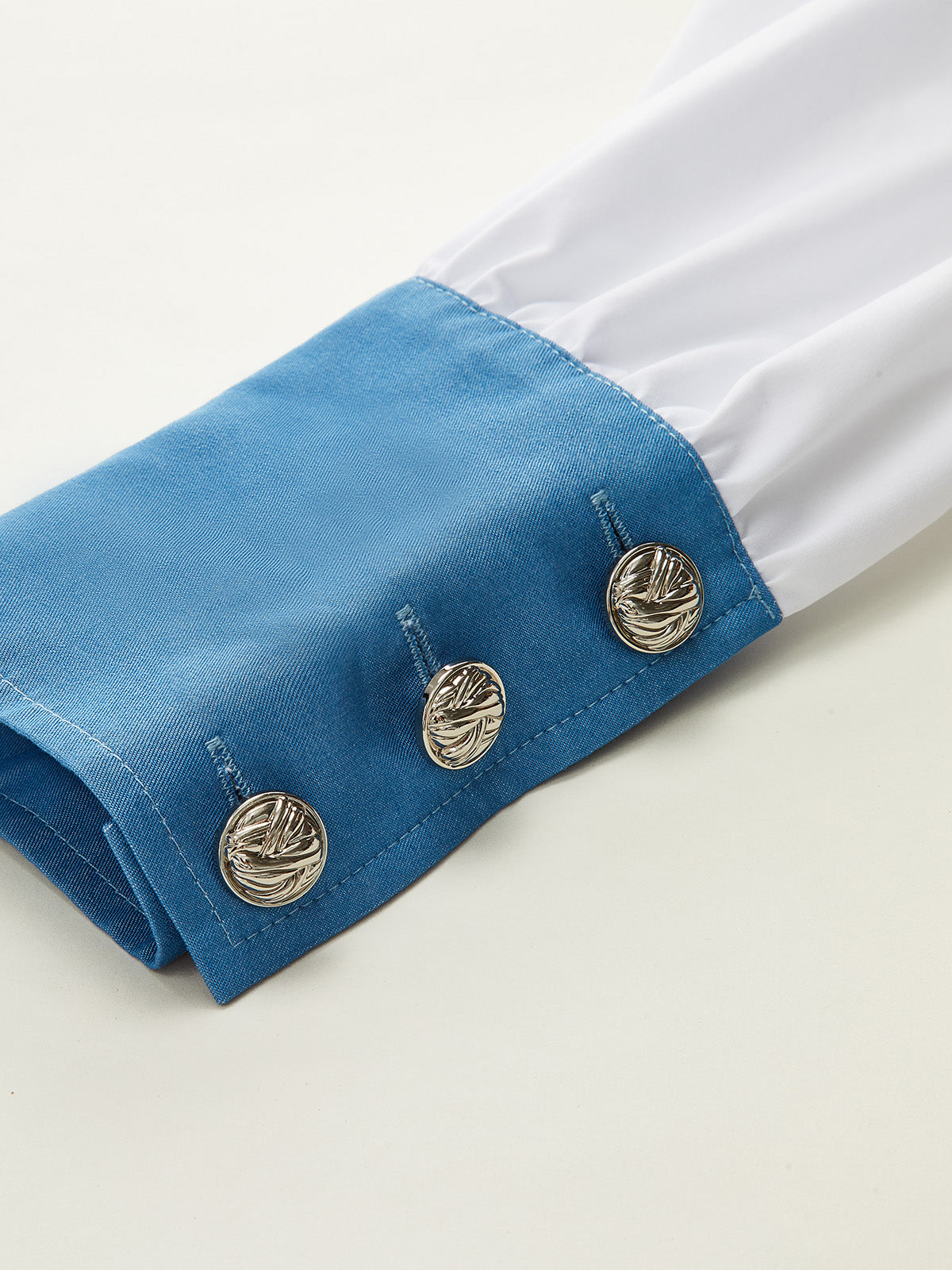 Hemdblusenkleid mit kontrastierenden Einsätzen und Knöpfen 